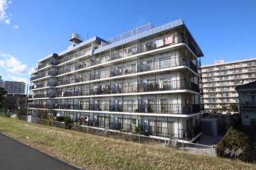 秀和第２多摩川レジデンスの外観(南東側から)