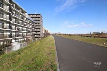 敷地南側は多摩川河川敷に面しています。