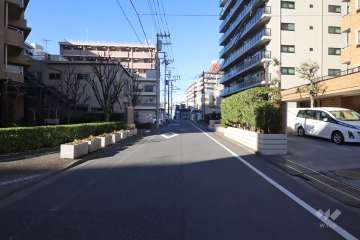 敷地西側の前面道路