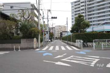 敷地北東側の前面道路（北西側から）
