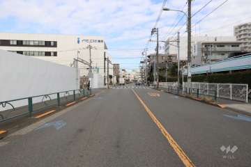 敷地北西側の前面道路（南西側から）