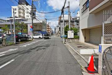 敷地南側の前面道路（東側から）