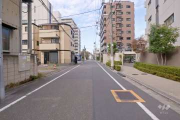 敷地西側の前面道路(南側から)
