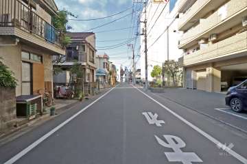 敷地西側の前面道路(南側から)