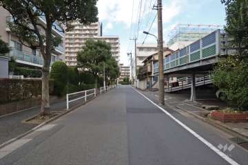 敷地東側の前面道路（南側から）