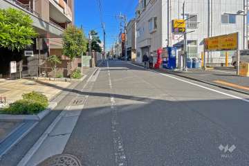 敷地南側の前面道路（西側から）
