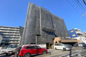グランイーグル多摩川緑地３の外観（南西側から）※2024年10月現在。大規模修繕工事中
