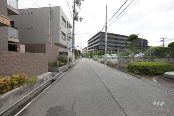 敷地北側の前面道路（東側から）