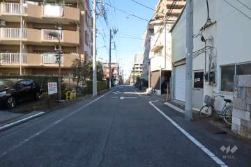 敷地西側の前面道路
