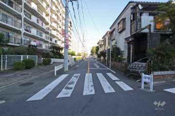 敷地南側の前面道路(西側から)