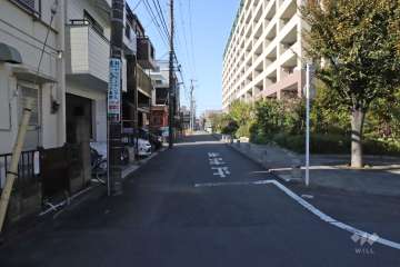 敷地南側の前面道路（東側から）