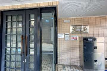 エントランスはオートロック付きです。