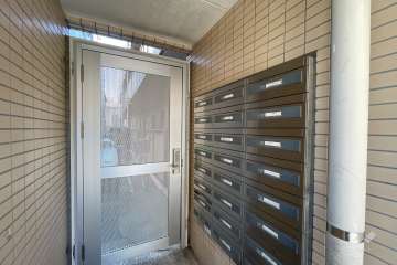 集合ポストと駐輪場の出入り口