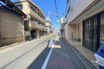 敷地北西側の前面道路（北東側から）