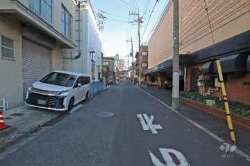 敷地北東側の前面道路(北西側から)