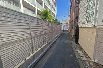 敷地の南西側道路(北西側から)
