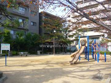 敷地東側に隣接して「丸橋東公園」があります。