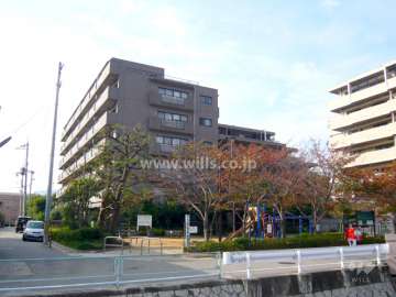 藤和西宮北口ホームズの遠景（川沿いに位置しています。）