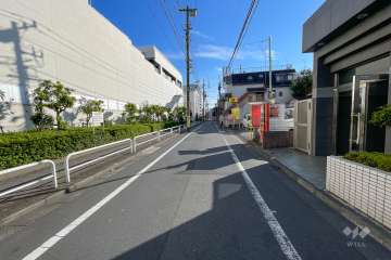 敷地東側の前面道路（北側から）