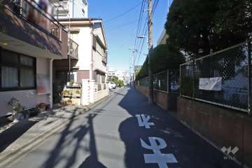 敷地東側の前面道路（南側から）