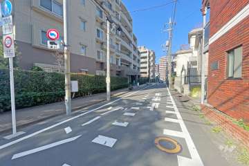 敷地東側の前面道路（南側から）