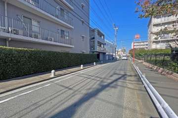 敷地東側の前面道路（南側から）