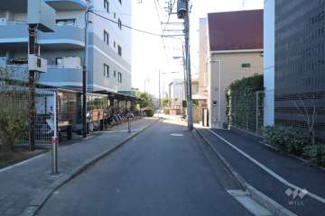 敷地西側の前面道路