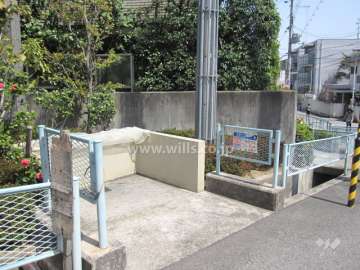 南側前面道路。閑静な街並みです。