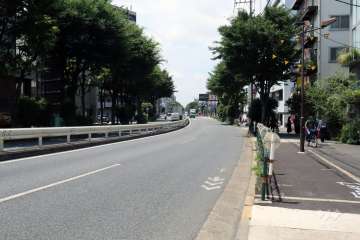 敷地北東側の前面道路(南東側から)