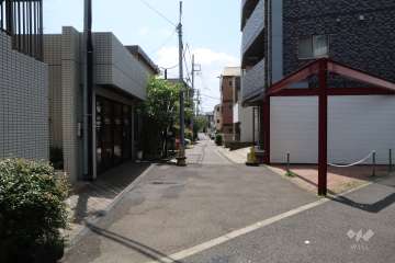 敷地南側の前面道路(東側から)