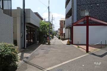 敷地北側の前面道路(東側から)