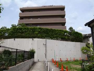 ファミール甲陽園の外観（西側から）　高台に立っています。