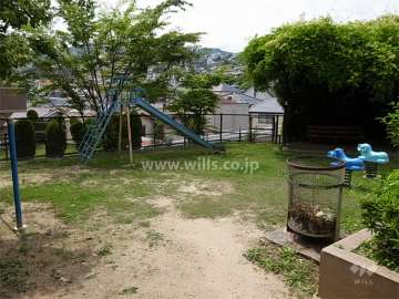 敷地に隣接する小さな公園