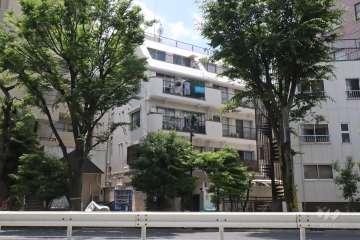 ワコー洗足マンションは環七通り沿いにあります。