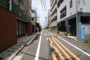 敷地南側の前面道路(東側から)
