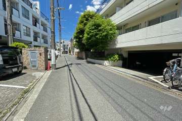 敷地東側の前面道路（南側から）
