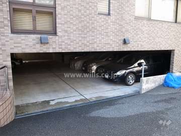 建物1階部分にある敷地内駐車場