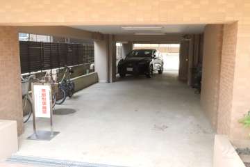 敷地内駐車場（屋内平面式）と駐輪場