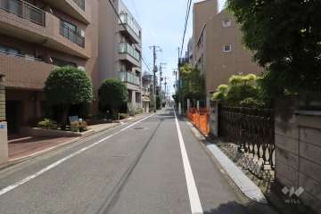 敷地南側の前面道路(東側から)
