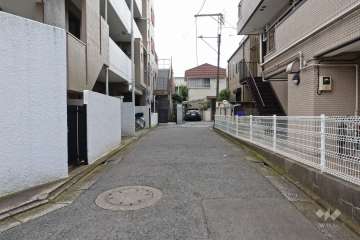 敷地西側の前面道路（北側から）