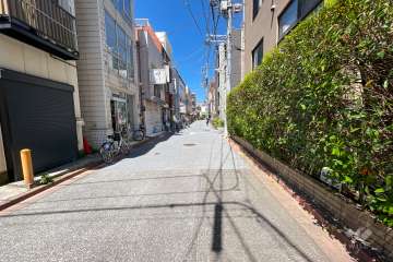 敷地南側の前面道路（東側から）