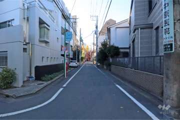 敷地北西側の前面道路(北東側)