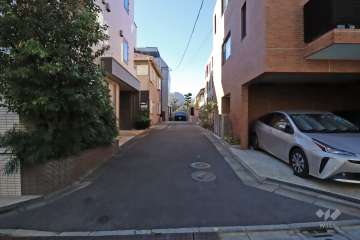 敷地南側の前面道路(東側から)