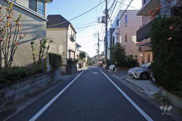 敷地東側の前面道路(北側から)