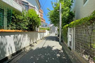 敷地北側の前面道路（西側から）