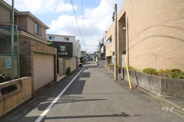 敷地東側の前面道路