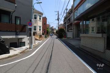 敷地北東側の前面道路（北西側から）