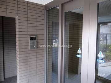 エントランスはオートロック付きです。