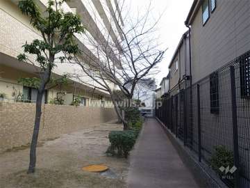 敷地の南部分。写真奥、敷地南東部分に駐輪場があります。