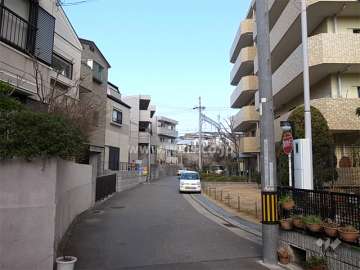 敷地西側の前面道路。周辺には一戸建てが中心に立ち並んでいます。